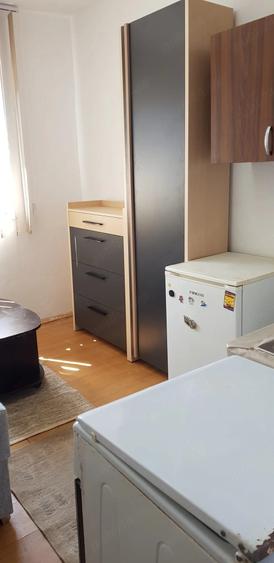 Garsonieră decomandată în Girocului