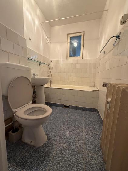 Apartament cu 3 camere semidecomandat în Titan