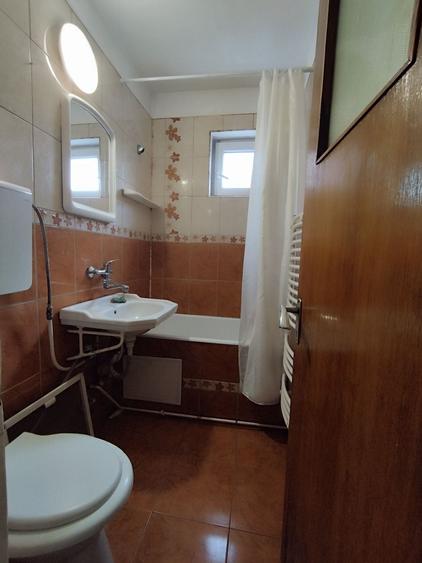 Apartament cu 3 camere semidecomandat în Tractorul