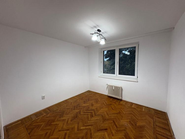 Apartament cu 2 camere semidecomandat în P-ța Victoriei