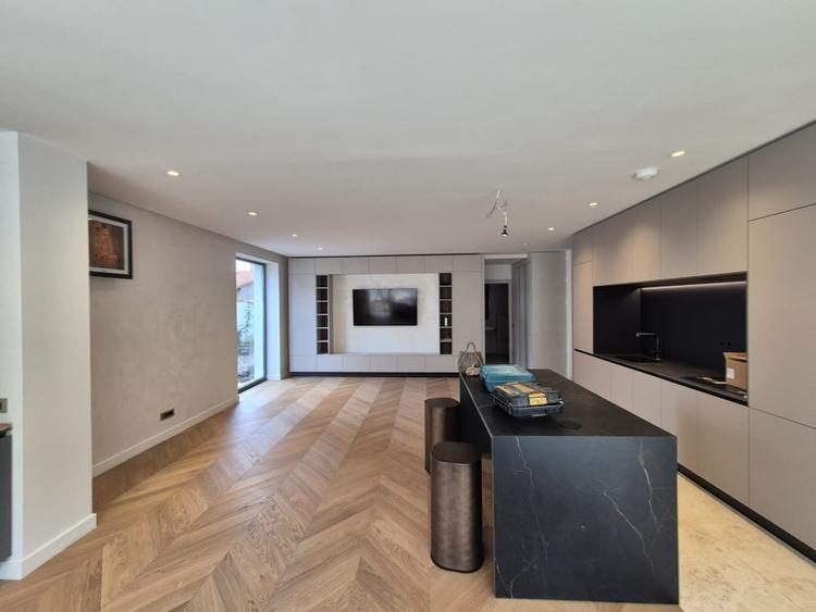 Apartament cu 4 camere decomandat, mobilat în Voluntari