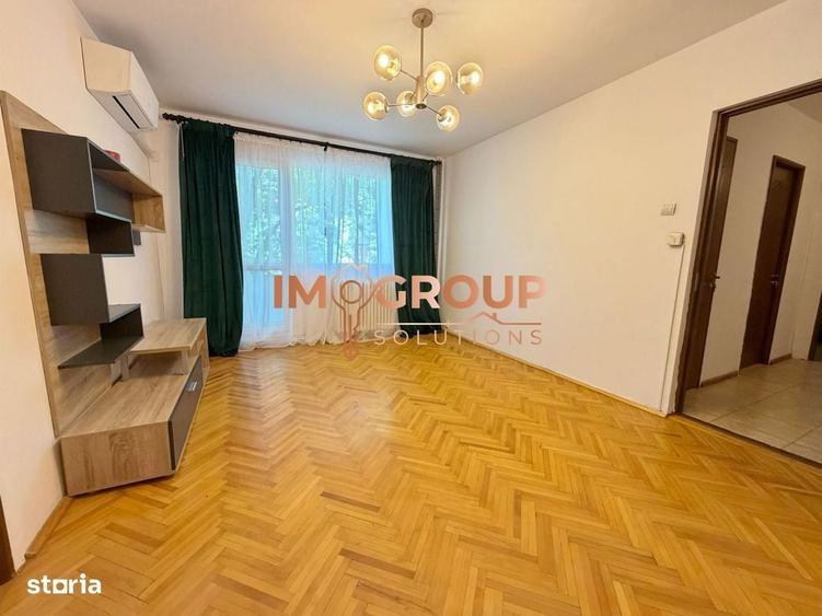 Apartament cu 3 camere semidecomandat în Podu Roș