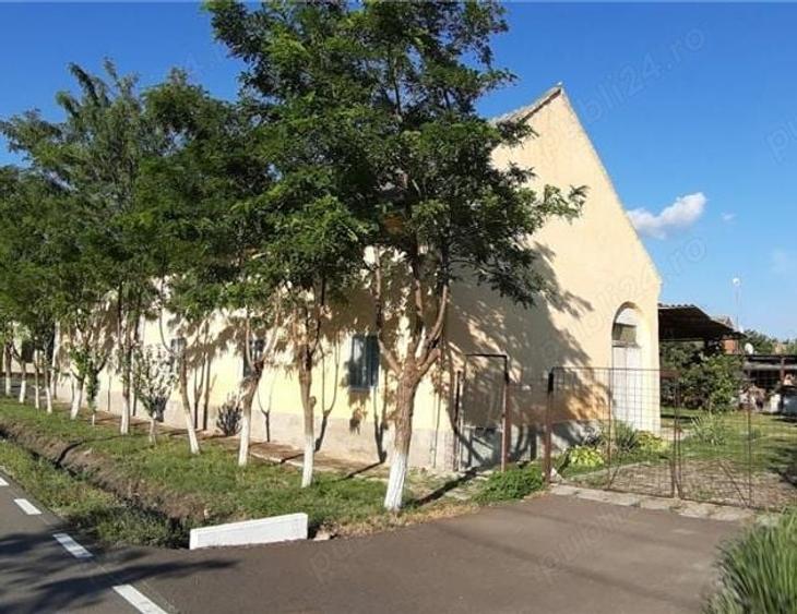Casă cu 6 camere cu Teren 1400 Mp în Checea