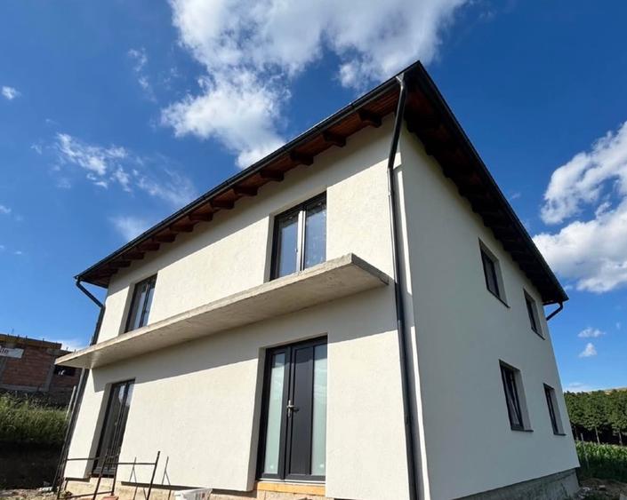 Casă individuală cu 5 camere cu Teren 250 Mp în Șura Mare