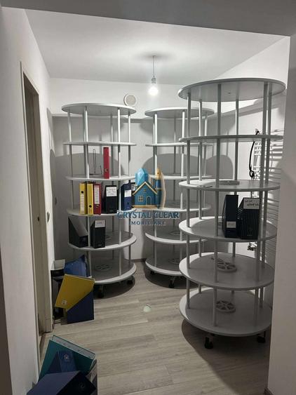 Casă individuală cu 13 camere cu Canalizare în Central
