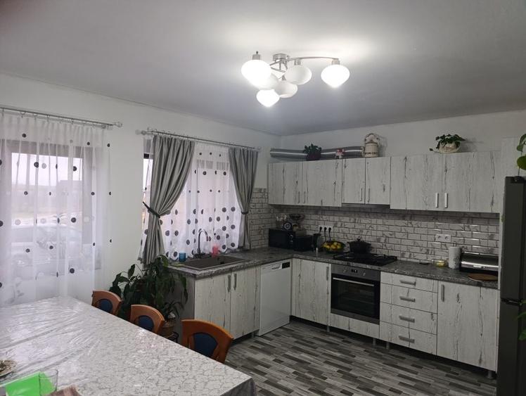 Casă cu 4 camere în Alparea