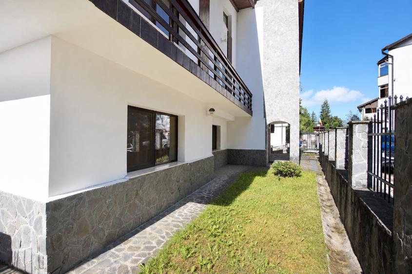 Casă individuală cu 7 camere cu Canalizare în Cioplea