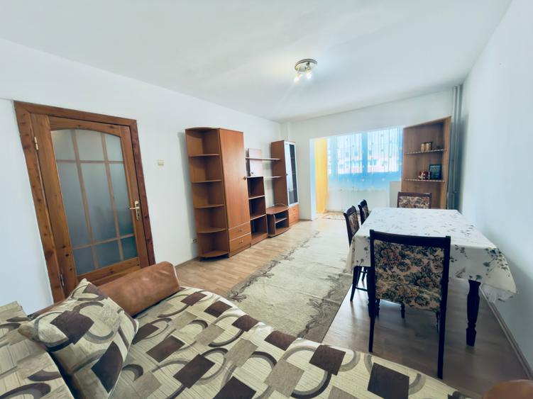 Apartament cu 3 camere decomandat în Răcădău