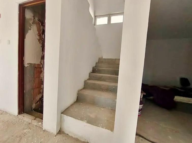 Casă cu 4 camere în Vladimirescu