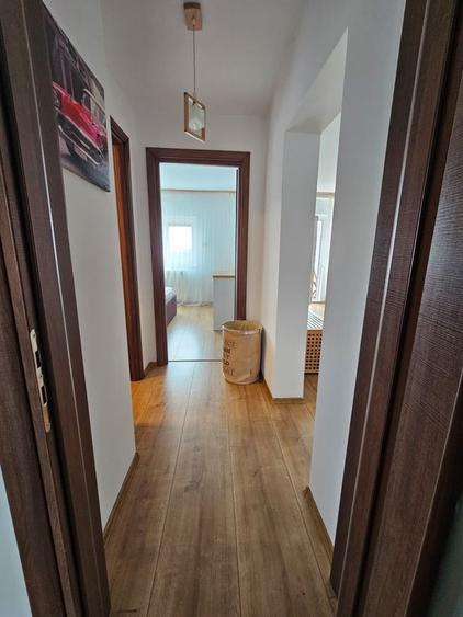 Apartament cu 3 camere semidecomandat în 1 Mai