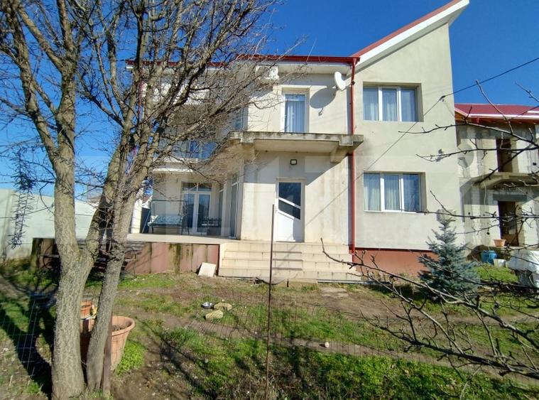 Casă individuală cu 6 camere cu Canalizare în Cârcea
