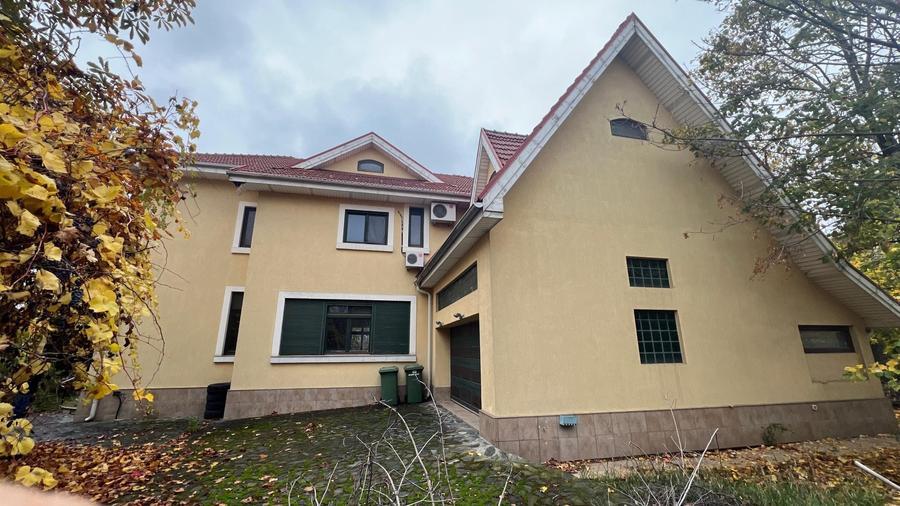 Casă individuală cu 7 camere cu Canalizare în Băneasa