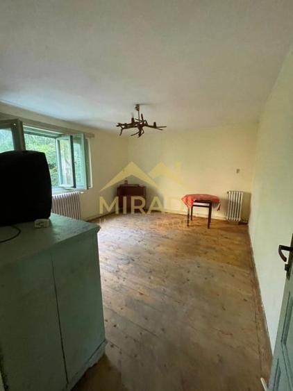 Casă individuală cu 7 camere cu Canalizare în Central