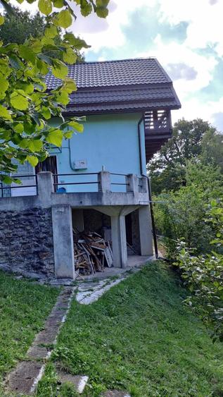 Casă cu 3 camere în Plopi