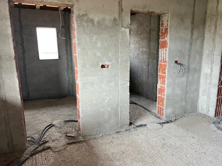 Casă cu Teren 960 Mp în Peciu Nou