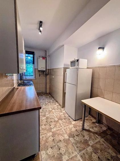 Apartament cu 3 camere decomandat în Jiului