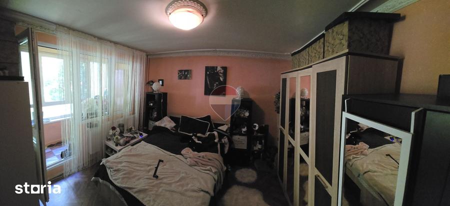 Apartament cu 3 camere decomandat în Berceni