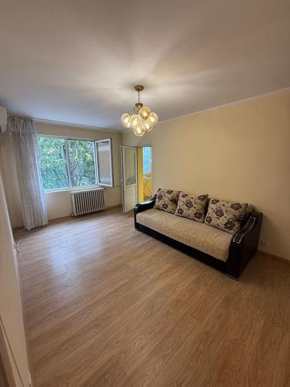 Apartament cu 4 camere semidecomandat în Rahova