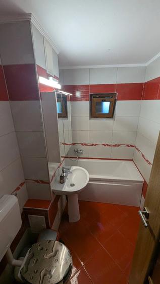 Apartament cu 3 camere decomandat în Poarta 6