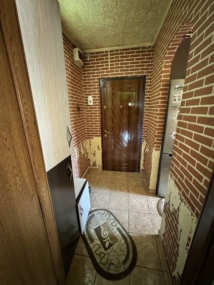 Apartament cu 3 camere semidecomandat, mobilat în Craiovița Nouă