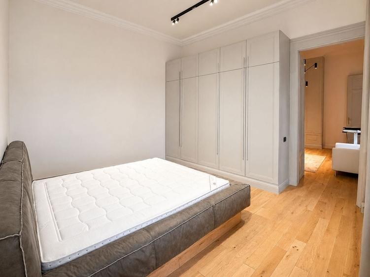 Apartament cu 3 camere semidecomandat, mobilat în Ultracentral