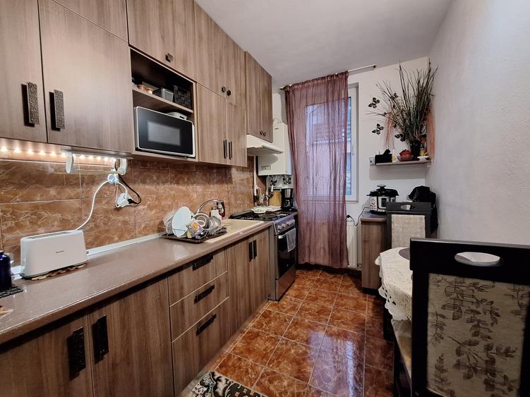 Apartament cu 3 camere semidecomandat, mobilat în Florești — fotografia 3