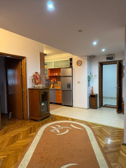 Apartament cu 3 camere decomandat, mobilat în P-ța Victoriei