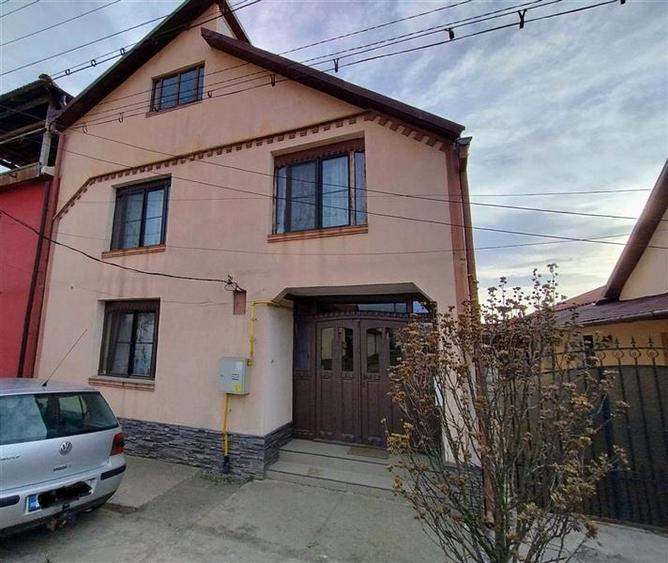 Casă individuală cu 7 camere cu Teren 220 Mp în Nord-Est