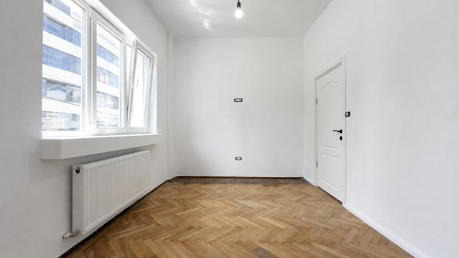 Apartament cu 5 camere decomandat în P-ța Victoriei