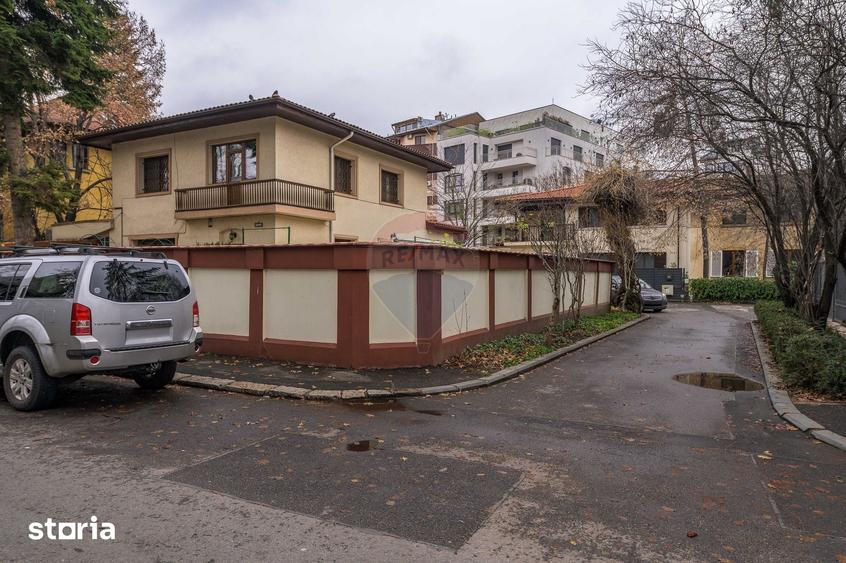 Casă cu 8 camere cu Teren 524 Mp în Aviatorilor