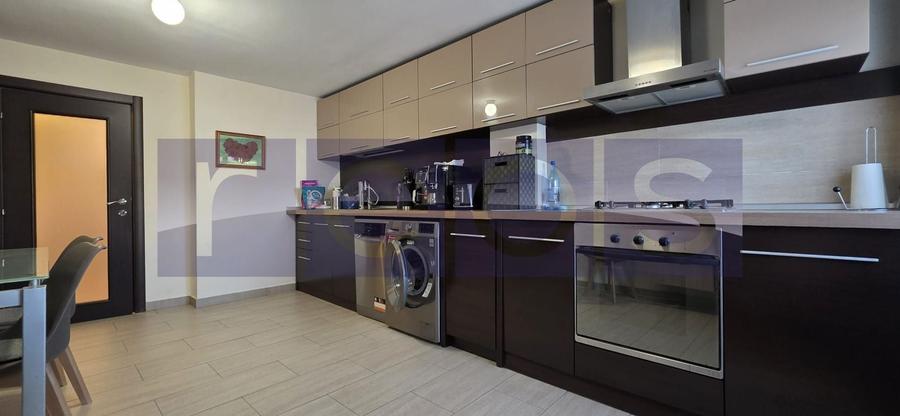 Apartament cu 4 camere decomandat, mobilat în Decebal