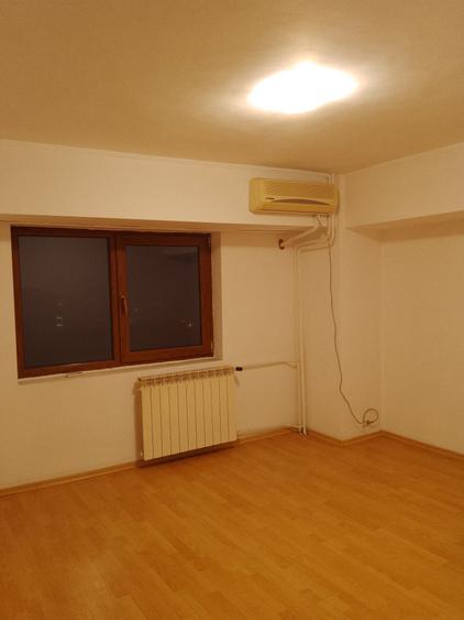 Apartament cu 4 camere decomandat în P-ța Alba Iulia