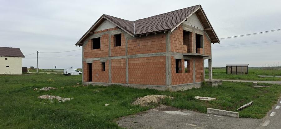 Casă cu 4 camere în Aluniș
