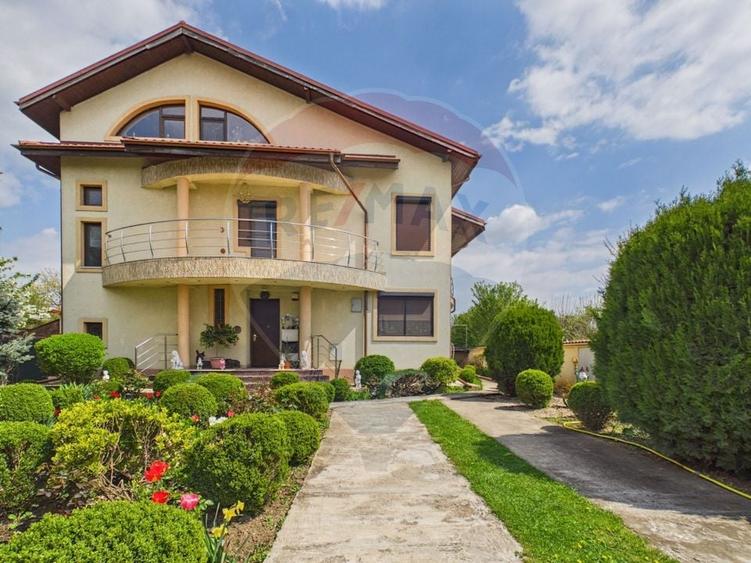 Casă cu 6 camere cu Teren 1226 Mp în Central