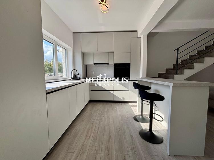 Duplex cu 4 camere cu Canalizare în Sânpetru