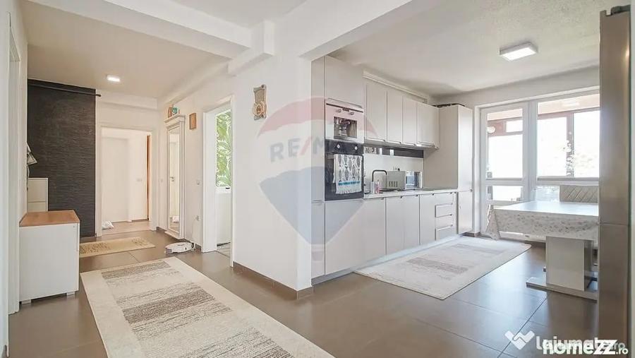 Apartament cu 3 camere decomandat în Cristian