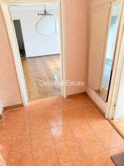 Apartament cu 3 camere semidecomandat în Baba Novac