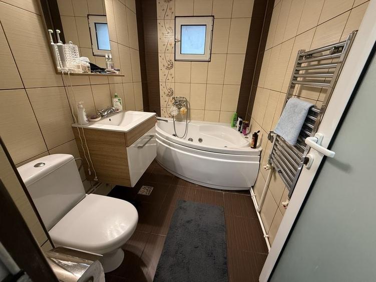 Apartament cu 4 camere decomandat în Radu Negru