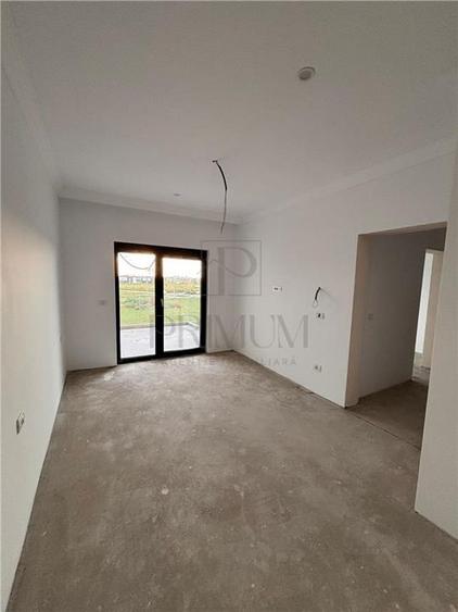 Apartament cu 3 camere semidecomandat în Moșnița Veche