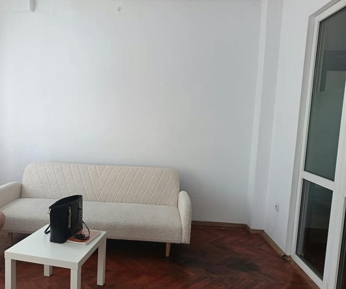 Apartament cu 3 camere semidecomandat, mobilat în Armeneasca