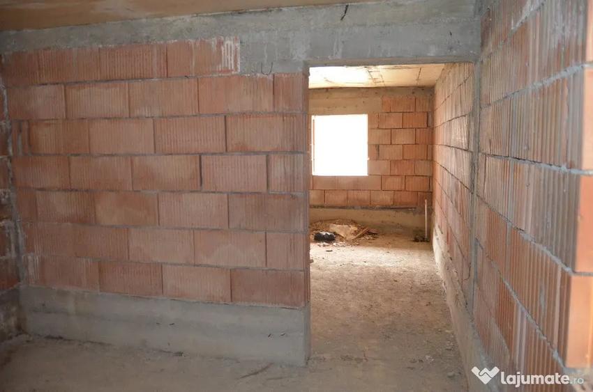 Casă cu 5 camere cu Teren 554 Mp în Piața