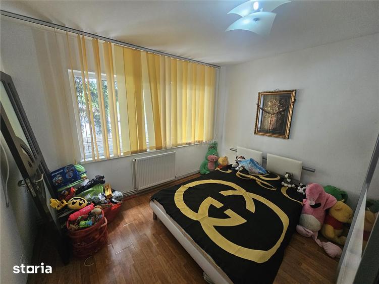 Apartament cu 3 camere semidecomandat, mobilat în Central
