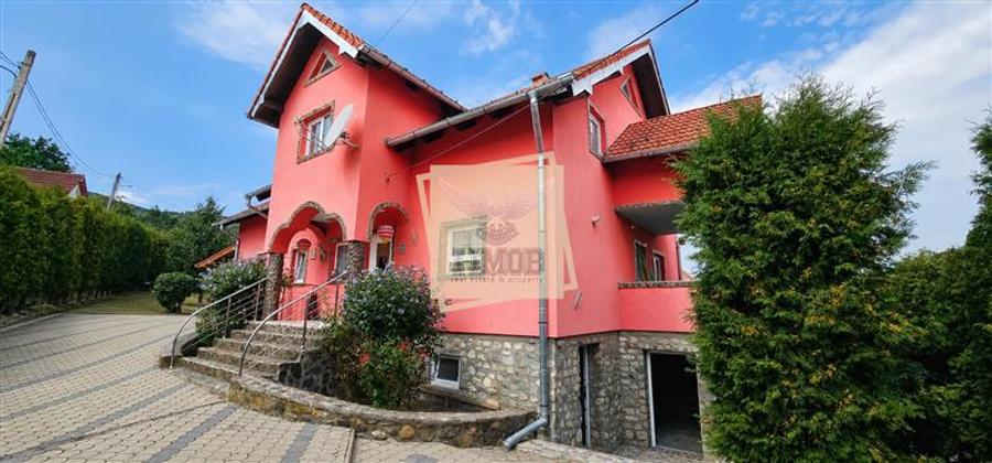 Casă individuală cu 6 camere cu Canalizare în Central