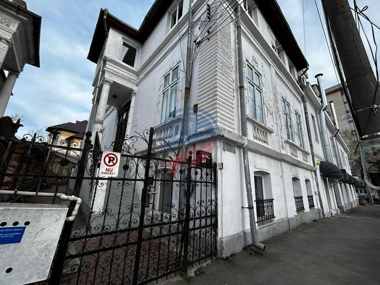 Casă individuală cu 8 camere cu Canalizare în Ultracentral