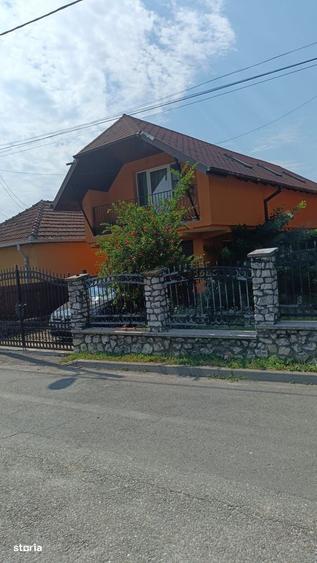 Casă cu 4 camere cu Teren 958 Mp în Central