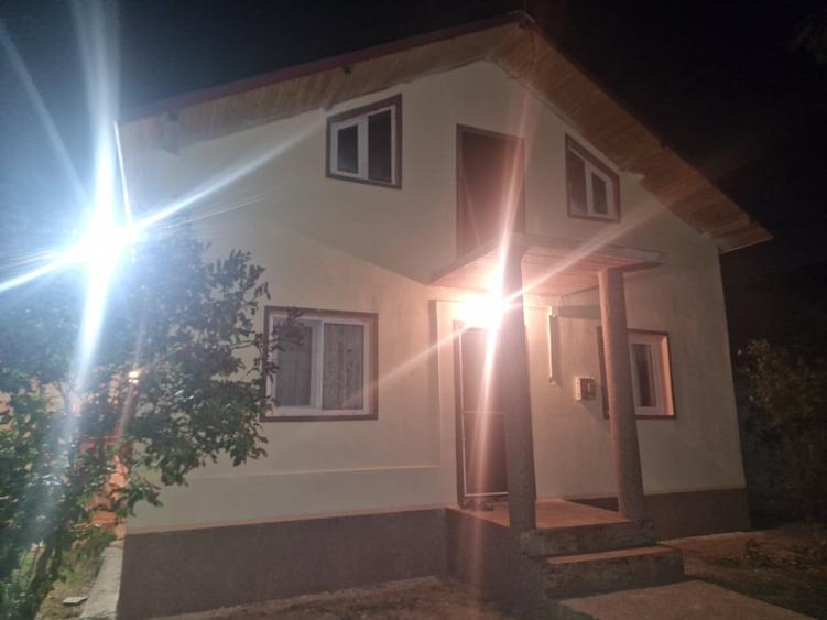 Casă cu 4 camere cu Teren 1000 Mp în Central