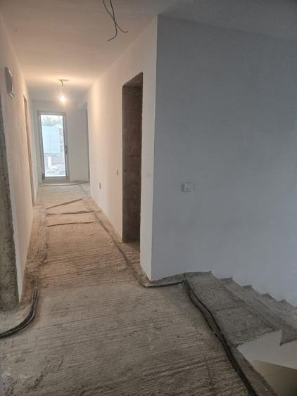 Casă individuală cu 4 camere cu Garaj în Bucov