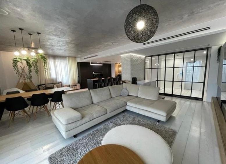 Penthouse cu 5 camere decomandat în Herăstrău