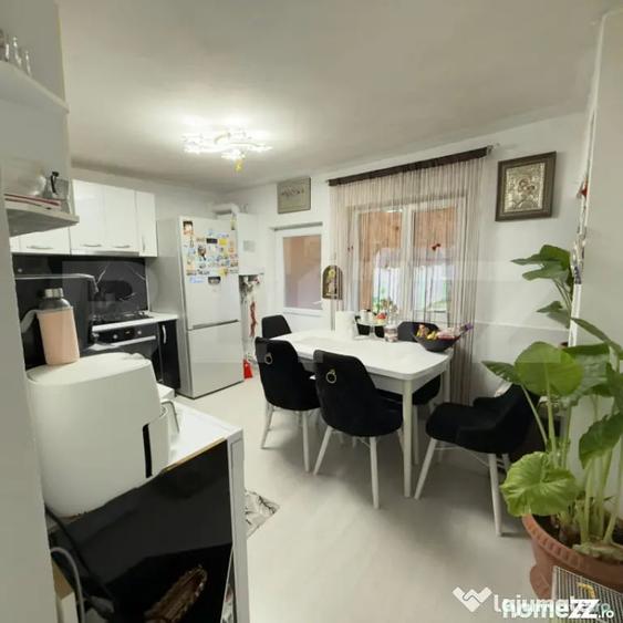 Casă cu 9 camere cu Teren 1860 Mp în Central