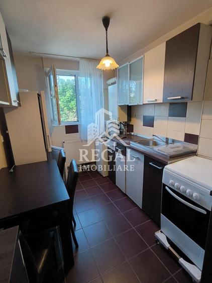 Apartament cu 2 camere semidecomandat, mobilat în Central